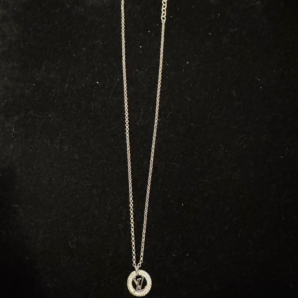 Louis Vuitton Elegant Crystal Pendant Necklace M00759 DP2242 - Picture 4 of 6